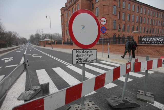 Na Przędzalnianej nadal stoją barierki