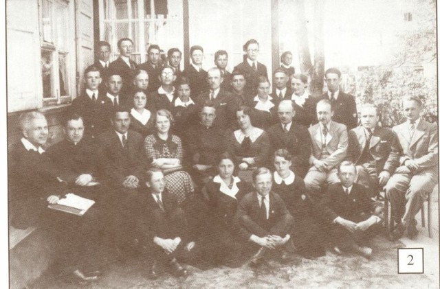 Lucjan Brylski (siedzi w drugim rzędzie trzeci od lewej) z gronem pedagogicznym i klasą III Szkoły Handlowej.