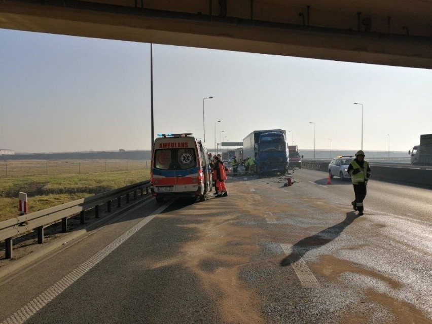 Bochnia. Wypadek na autostradzie, zderzyły się dwie ciężarówki [ZDJĘCIA]