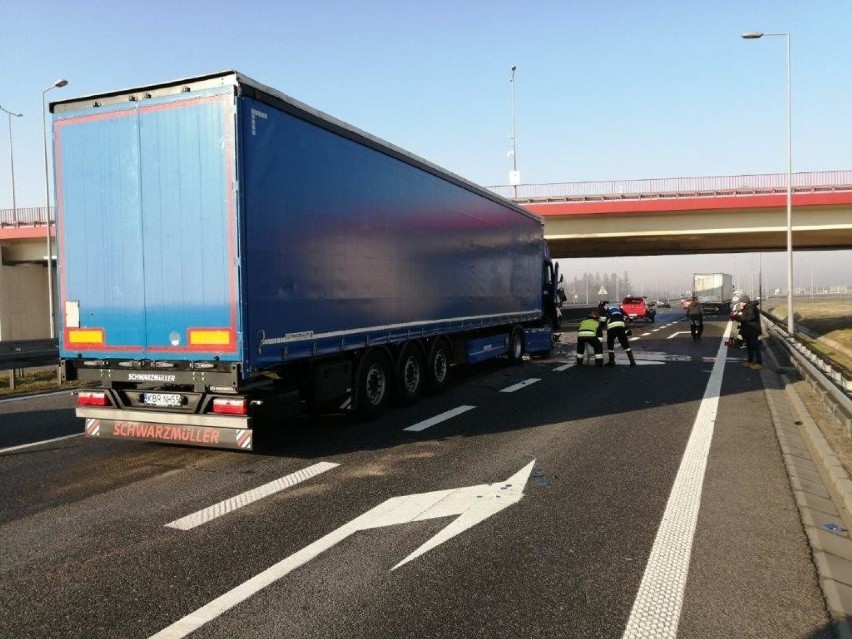 Bochnia. Wypadek na autostradzie, zderzyły się dwie ciężarówki [ZDJĘCIA]