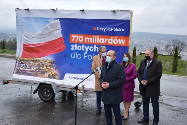 Konferencja polityków i samorządowców PiS w Przemyślu na temat Krajowego Planu Odbudowy i korzyści, jakie może z niego odnieść nasz region.