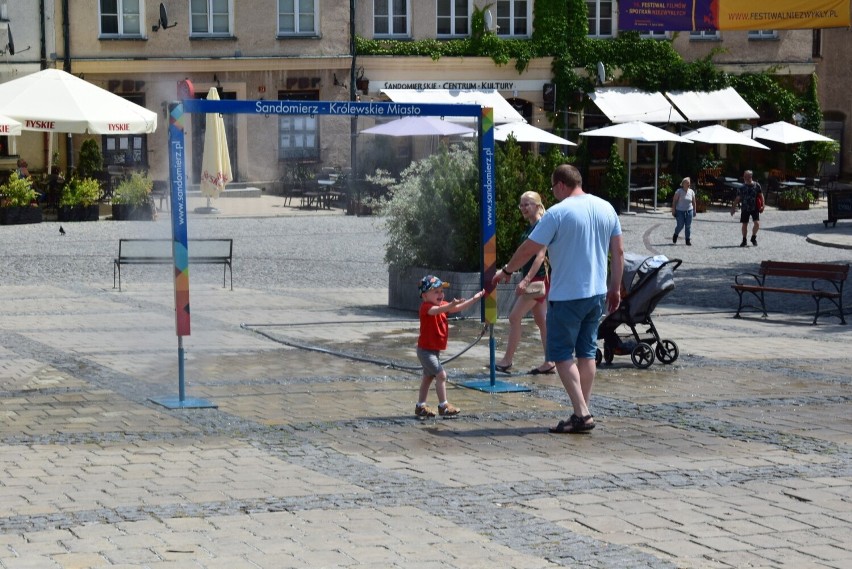 W Sandomierzu na Rynku stanęła już wodna kurtyna, która...