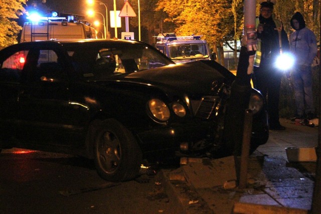 Pijany kierowca rozbił mercedesa na Sienkiewicza