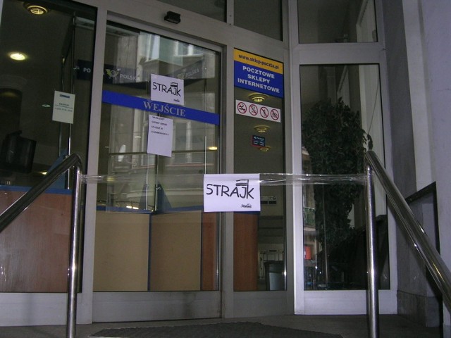 Urząd Pocztowy nr 1 - jeden z największych placówek w mieście, czynny całą dobę, z powodu strajku był zamknięty.