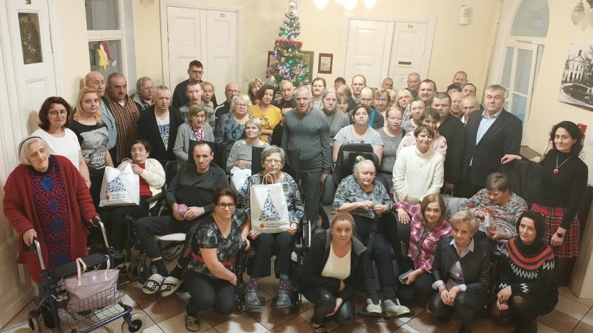 Seniorzy z DPS w Tonowie i Podobowicach dostali świąteczne paczki od fundacji [zdjęcia] 