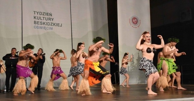 Na scenie przy Oświęcimskim Centrum Kultury podczas Tygodnia Kultury Beskidzkiej jest egzotycznie i kolorowo