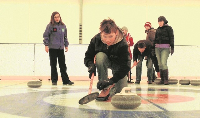 Curling to sport dla osób w różnym wieku. Teraz nauczyć się go można w Bełchatowie