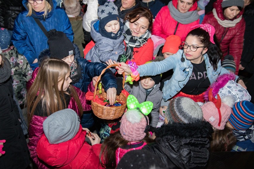 Sylwester 2019 w Pucku. Na Starym Rynku dzieci żegnały stary rok i czekały na przyjście nowego 2020