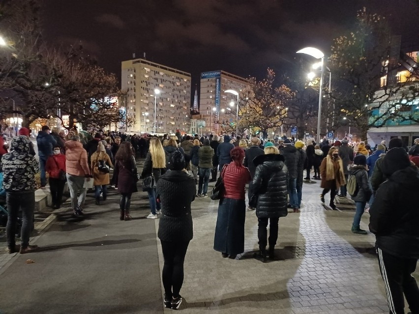 #AniJednejWięcej w Szczecinie. Szczecinianie licznie wzięli udział w marszu na placu Adamowicza