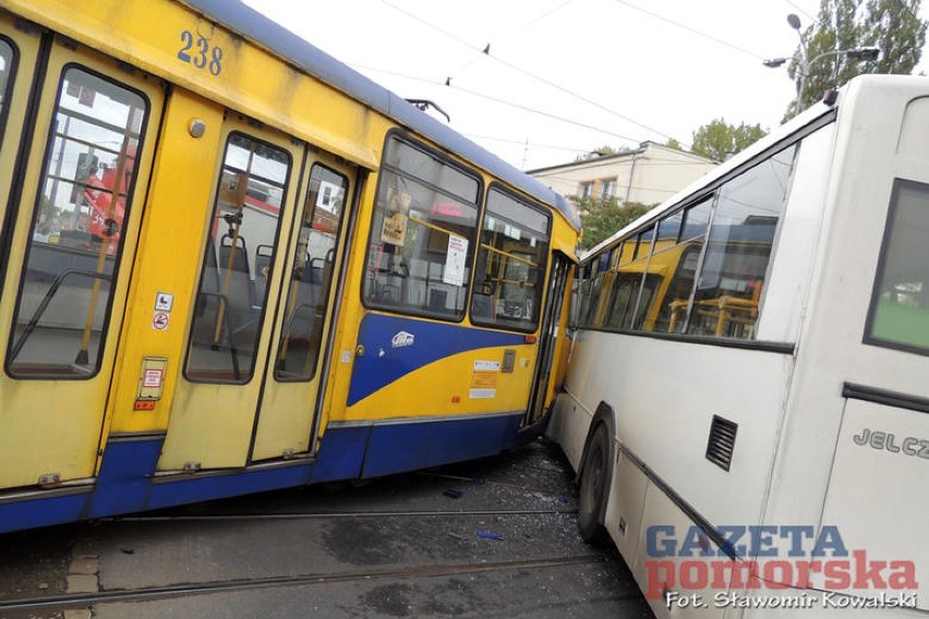 Wypadek w Toruniu. 11 osób poszkodowanych po zderzeniu...