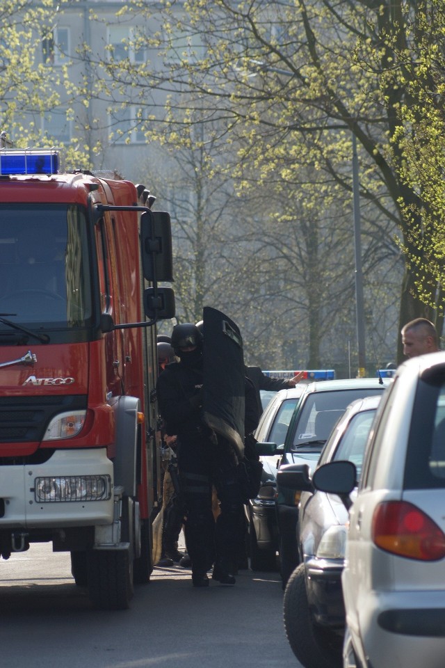 Dwie osoby zginęły w strzelaninie w bloku w Sieradzu. Na miejscu pojawili się ratownicy, strażacy, a nawet antyterroryści.