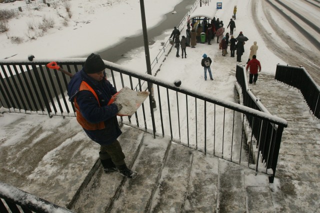 Mieszkańcy Nowego Sącza i pracownicy służb drogowych walczą z najpoważniejszym w tym sezonie atakiem zimy