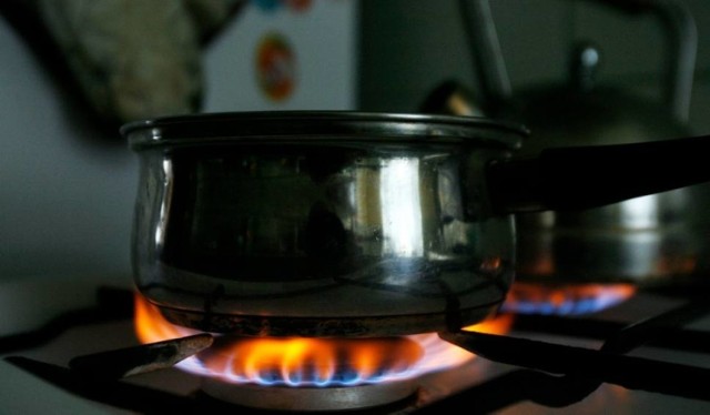 Płomień na kuchence gazowej powinien mieć kolor jasnoniebieski. Jeżeli taki nie jest, warto poszukać przyczyny.