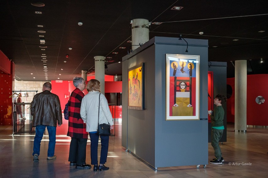 Wernisaż wystawy "Czerwona planeta" w Centrum Sztuki Mościce w Tarnowie.  Prace Artura Smoły robią wrażenie