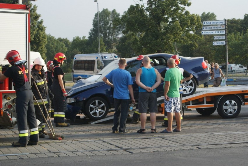 Samochody zderzyły się na skrzyżowaniu ul. Kołłątaja i 11...