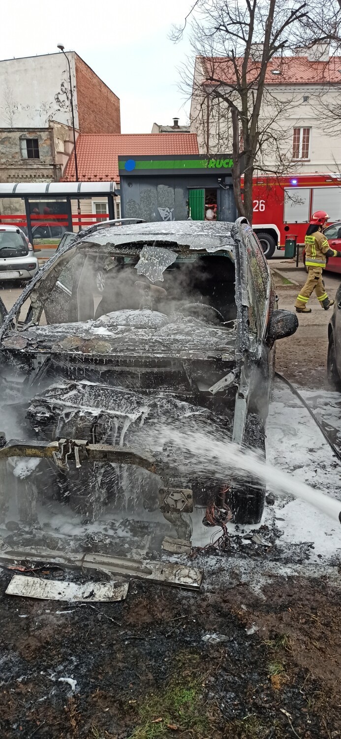 Pożar Citroena przed klasztorem w Koninie. Strażacy opanowali sytuację