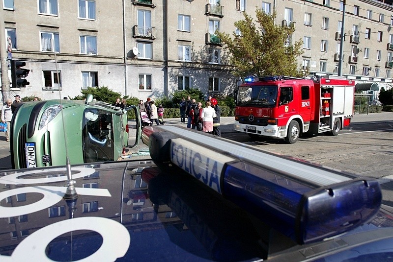 Wrocław: Wypadek policji na Nowowiejskiej. 4 osoby ranne