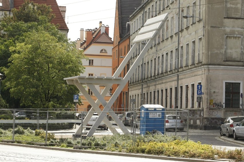 Wrocław: Przy Rzeźniczej stanęło potężne Krzesło Kantora (ZDJĘCIA)