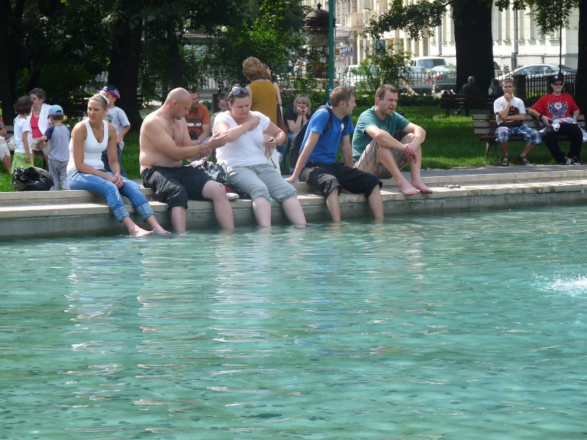 Lublinianie odpoczywają przy fontannie (ZDJĘCIA)