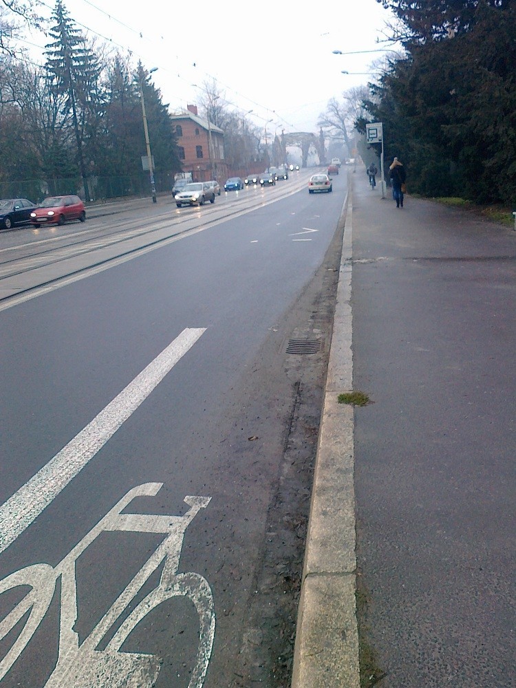 Nowa droga rowerowa na ulicy Wróblewskiego kompletnie zniszczona (LIST, ZDJĘCIA)
