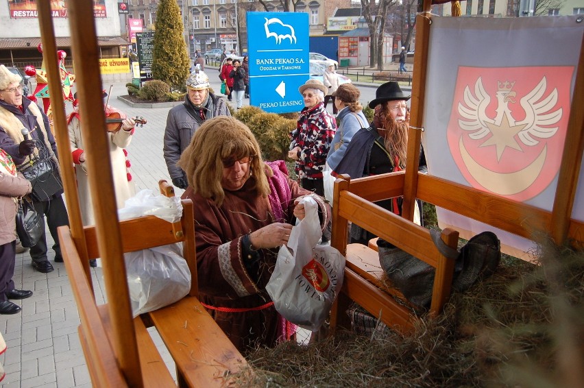 Tarnów: rozdają pachnące siano na święta [ZDJĘCIA]