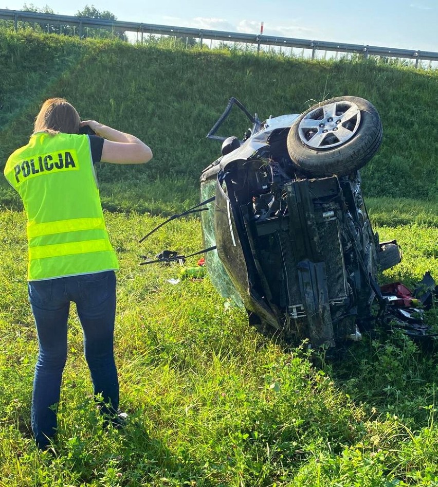 Dachowali na autostradzie. Policja wyjaśnia okoliczności wypadku