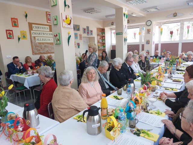 Seniorzy spotkali się razem by spędzić czas w miłym gronie na Spotkaniu Wielkanocnym zorganizowanym w Dziennym Domu "Senior+" w Jędrzejowie