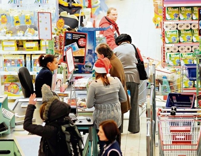 W weekend w sklepach może być wyjątkowo tłoczno, na drogach do marketów mogą być korki