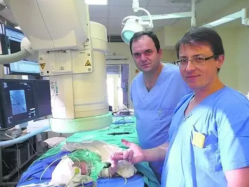 Prof. Bobkowski (z lewej) i dr med. Baszko z małym pacjentem 