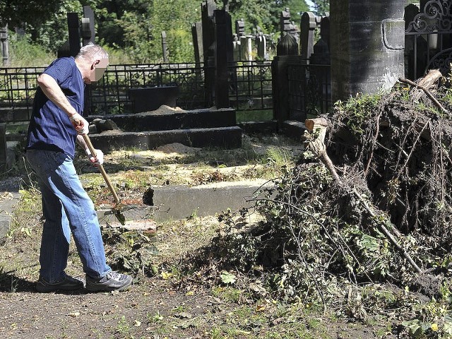 W czwartek więźniowie sprzątali łódzki cmentarz żydowski przy Brackiej.