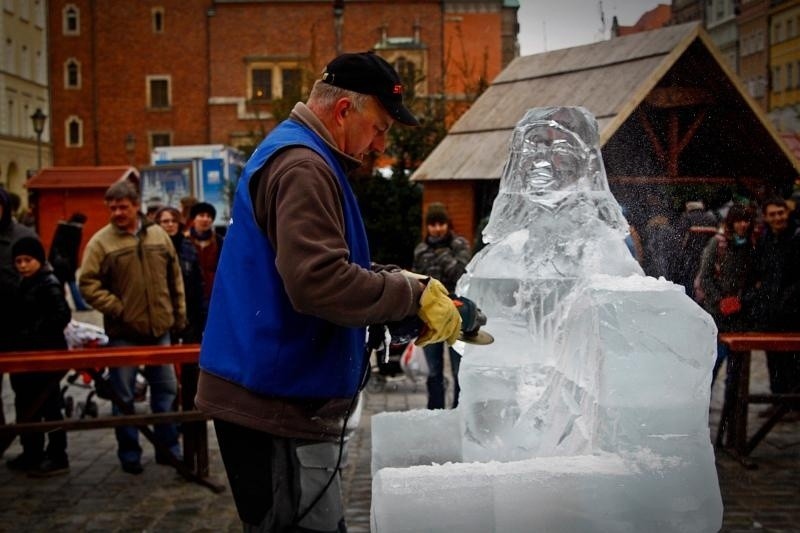 Wrocław: na jarmarku wyrzeźbili Królową Śniegu (ZDJĘCIA) 