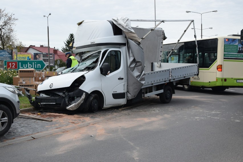 Chełm. Kolizja dwóch samochodów ciężarowych na rondzie Dmowskiego 