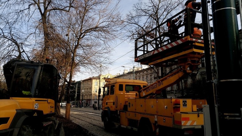 Kraków. Trwa walka z czasem, by w poniedziałek tramwaje wróciły na ulicę Dietla