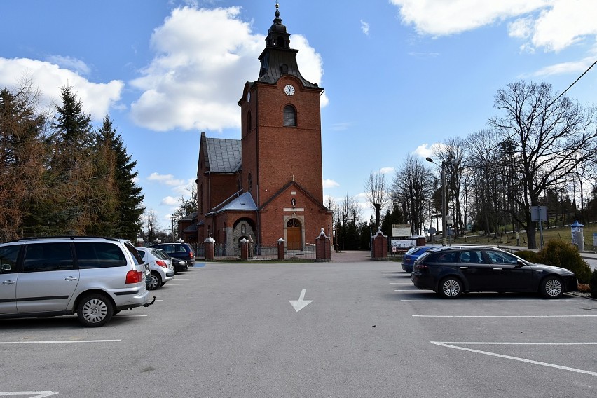 Parking przed kościołem w Staszkówce