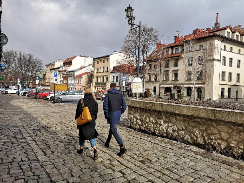 Kraków. W marcu jak w garncu - trochę śniegu i nieco słońca. Mieszkańcy korzystają z zimowo-wiosennej pogody [ZDJĘCIA]