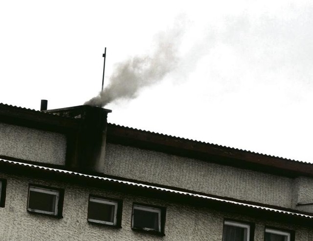 Unoszące się z komina smugi dymu o nieprzyjemnym zapachu, to skutek spalania śmieci.