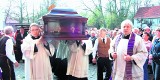 Pomorzanie żegnają biskupa pelplińskiego. Dziś pogrzeb ks. Szlagi