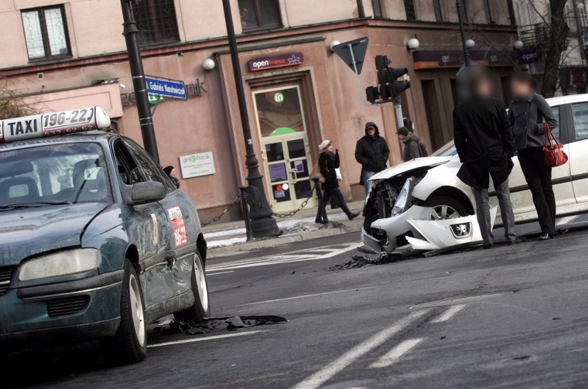 Wypadek na skrzyżowaniu Narutowicza i Okopowej (FOTO)