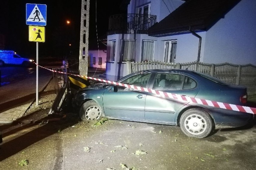 Pijany kierowca wjechał w Mierzycach pod Wieluniem w płot i słup energetyczny ZDJĘCIA