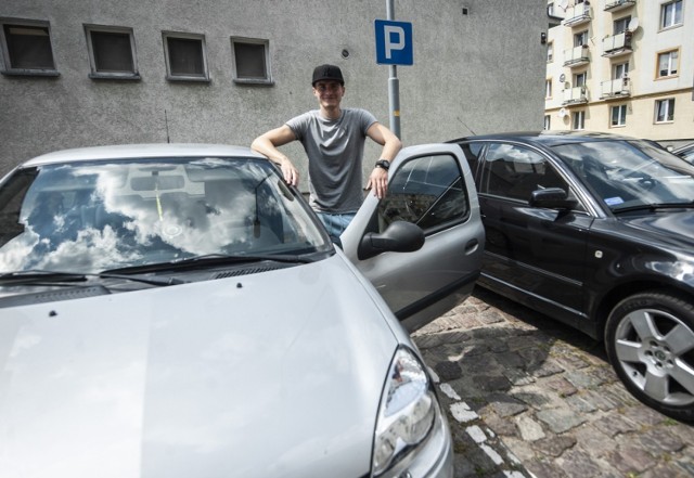 Pan Mateusz z Koszalina postawił swój samochód na parkingu przed Komendą Miejską Policji przy ul. Juliusza Słowackiego w Koszalinie.