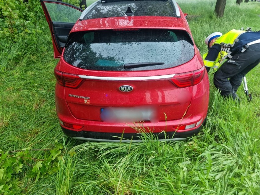 Kia sportage po zderzeniu się z drzewem na drodze krajowej...