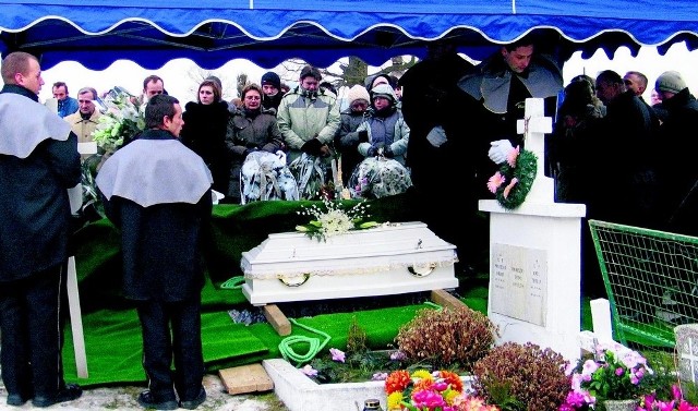 Na pogrzebie czteroletniej Magdy z Młotów koło Bystrzycy była najbliższa rodzina