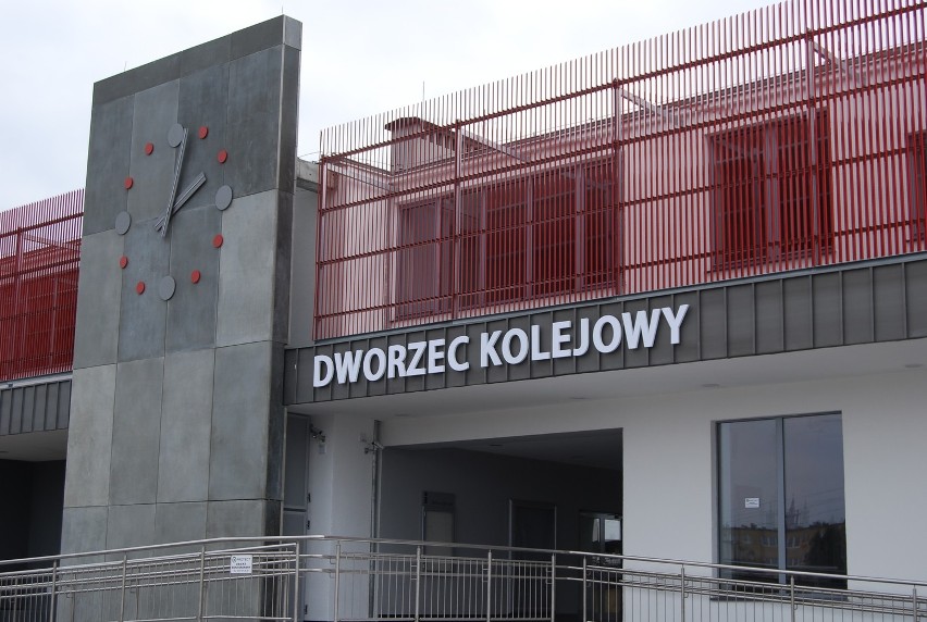 Dworzec kolejowy w Chodzieży przed i po modernizacji