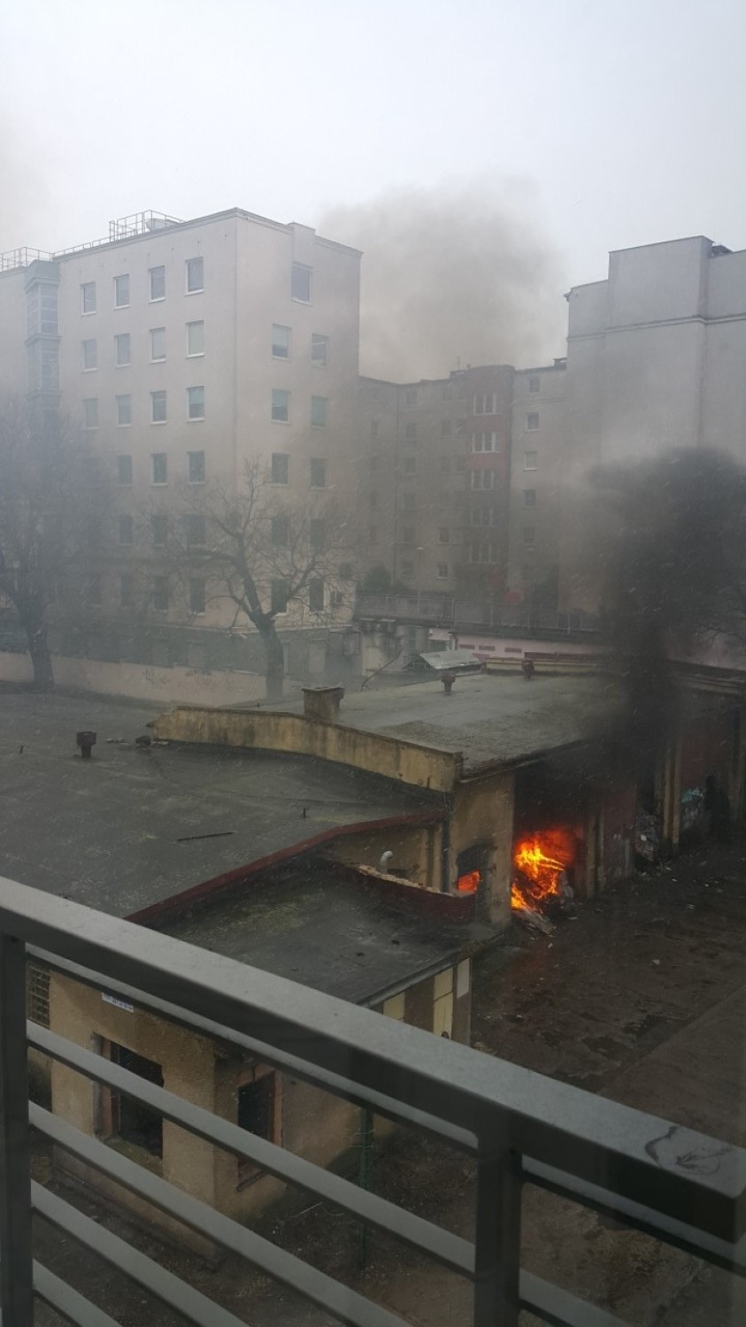 Ogień w garażach przy ul. Narutowicza w Szczecinie