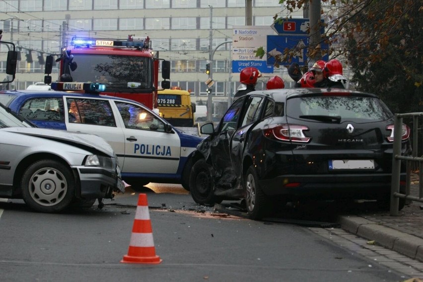 Wypadek na Podwalu: Samochód blokował torowisko. Ogromne korki (ZDJĘCIA)