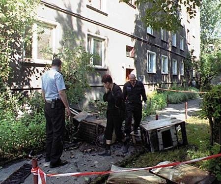 O tragedii, która rozegrała się w mieszkaniu na trzecim piętrze, świadczą spalone sprzęty. Fot. J. Waksmański