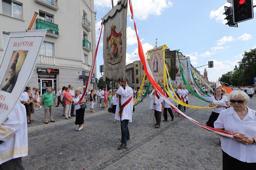 Boże Ciało 2018 w Białymstoku. Tłumy wiernych szły w upale w procesji [zdjęcia]
