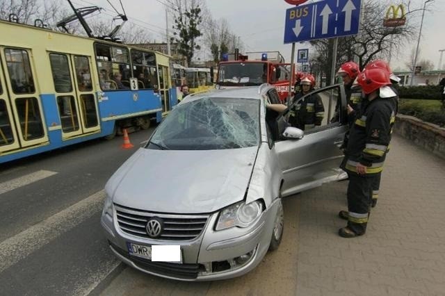 Wrocław: Volkswagen dachował na Traugutta (ZDJĘCIA)