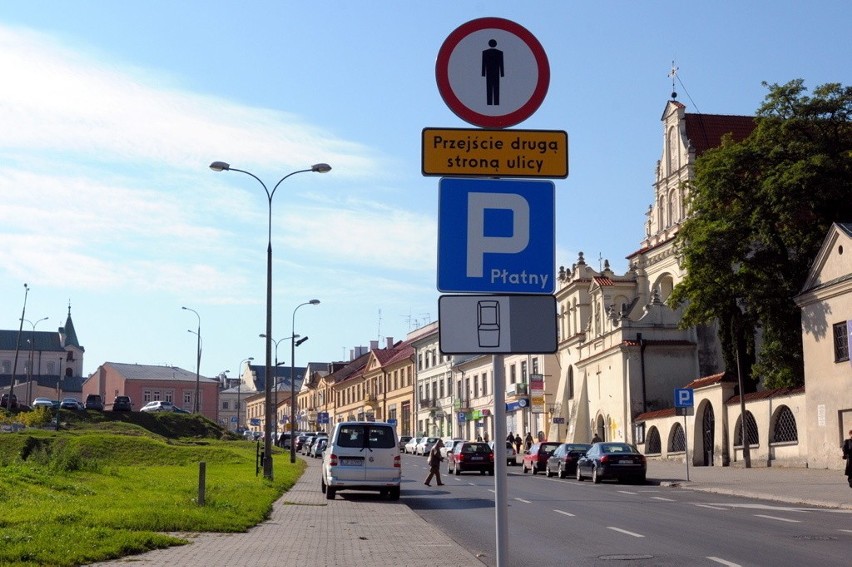 Kierowcy mogą zaparkować przy ul. Świętoduskiej. Ale po chodniku chodzić już nie mogą  