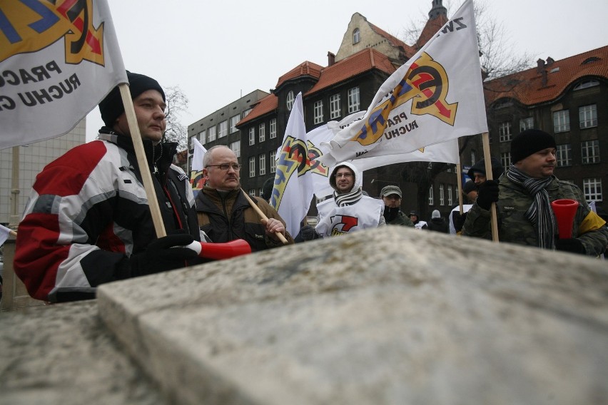Strajk generalny: Pikieta przed Urzędem Wojewódzkim w Katowicach [ZDJĘCIA, WIDEO]